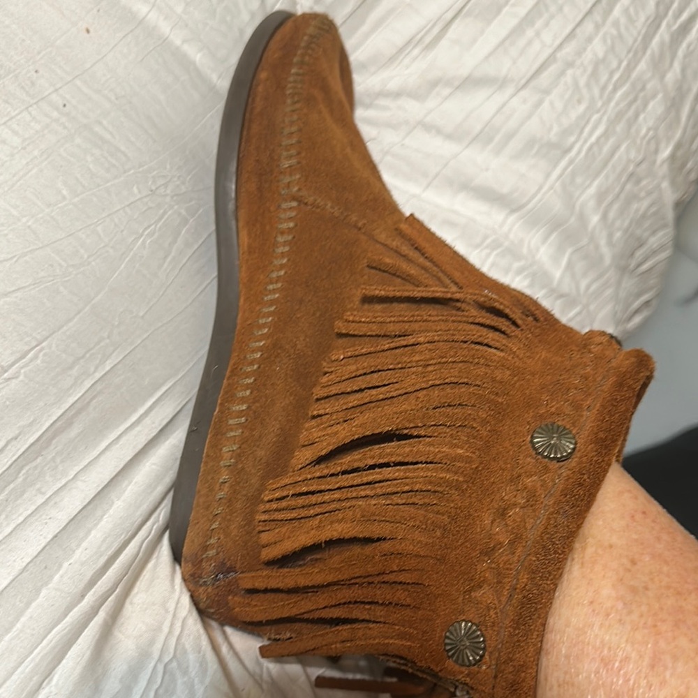 Minnetonka Tan Suede Moccasin Fringe Shoes - Picture 12 of 12
